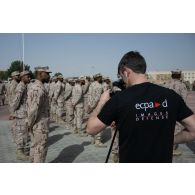 Le réalisateur Grégoire de l'ECPAD filme le rassemblement des troupes émiriennes sur la place d'armes de Zayed military city, aux Emirats arabes unis.