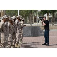 L'opérateur vidéo Simon de l'ECPAD filme le rassemblement des troupes émiriennes sur la place d'armes de Zayed military city, aux Emirats arabes unis.