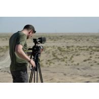 L'opérateur vidéo Simon de l'ECPAD filme au milieu du désert à Zayed military city, aux Emirats arabes unis.