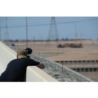 L'opérateur vidéo Simon filme l'arrivée d'un convoi depuis un pont dans la région d'Al Hamra, aux Emirats arabes unis.