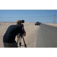 L'opérateur vidéo Simon filme l'arrivée d'un convoi depuis un pont dans la région d'Al Hamra, aux Emirats arabes unis.