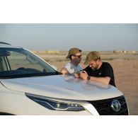 L'opérateur vidéo Simon de l'ECPAD pilote un drone aux côtés du réalisateur Grégoire dans la région d'Al Harma, aux Emirats arabes unis.