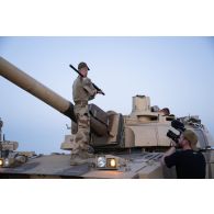 L'opérateur vidéo Simon de l'ECPAD filme la maintenance d'un char de combat AMX-Leclerc du 5e régiment de cuirassiers (RC) dans la région d'Al Hamra, aux Emirats arabes unis.