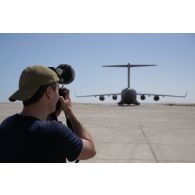 Le réalisateur Grégoire filme l'atterrissage d'un avion Douglas C-17 Globemaster III émirien sur le base aérienne d'Al Hamra, aux Emirats arabes unis.
