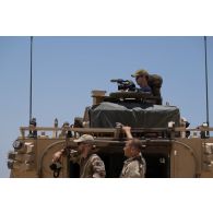 Le réalisateur Grégoire de l'ECPAD filme depuis un véhicule blindé de combat d'infanterie (VBCI) sur le camp d'Al Hamra, aux Emirats arabes unis.