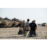 Le réalisateur Grégoire et l'opérateur vidéo Simon filme l'ingterview d'un soldat sur le camp d'Al Hamra, aux Emirats arabes unis.