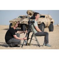 Le réalisateur Grégoire et l'opérateur vidéo Simon filme l'ingterview d'un soldat sur le camp d'Al Hamra, aux Emirats arabes unis.