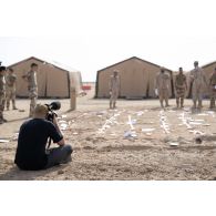 L'opérateur vidéo Simon de l'ECPAD filme un briefing sur caisse à sable sur le camp d'Al Hamra, aux Emirats arabes unis.