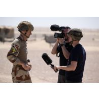 Le réalisateur Grégoire et l'opérateur vidéo Simon filme l'ingterview d'un soldat sur le camp d'Al Hamra, aux Emirats arabes unis.
