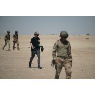 L'opérateur vidéo Simon de l'ECPAD suit le déplacement des troupes dans la région d'Al Harma, aux Emirats arabes unis.