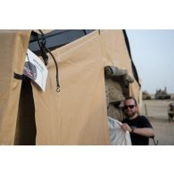 Vue de la tente de l'ECPAD sur le camp d'Al Hamra, aux Emirats arabes unis.