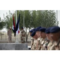 Préparation des gardes au drapeau français et émiriens pour le lever des couleurs sur la place d'armes de Zayed military city, aux Emirats arabes unis.