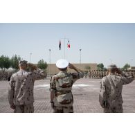 Le vice-amiral Emmanuel Slaars et le général émirien Humaid M. Al Shamshi saluent le lever des couleurs sur la place d'armes de Zayed military city, aux Emirats arabes unis.