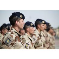 Rassemblement des soldats du 92e régiment d'infanterie (RI) pour une cérémonie sur la place d'armes de Zayed military city, aux Emirats arabes unis.