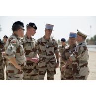 Le vice-amiral Emmanuel Slaars discute avec des autorités militaires en marge d'une cérémonie sur la place d'armes de Zayed military city, aux Emirats arabes unis.