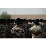 Rassemblement des troupes pour une cérémonie sur la place d'armes de Zayed military city, aux Emirats arabes unis.