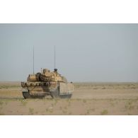 Un char de combat AMX-Leclerc du 5e régiment de cuirassiers (RC) progresse dans la région d'Al Hamra, aux Emirats arabes unis.
