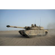 Un char de combat AMX-Leclerc du 5e régiment de cuirassiers (RC) progresse dans la région d'Al Hamra, aux Emirats arabes unis.