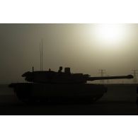 Un char de combat AMX-Leclerc du 5e régiment de cuirassiers (RC) progresse dans la région d'Al Hamra, aux Emirats arabes unis.