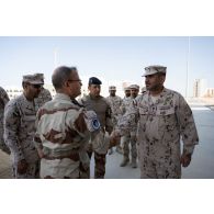 Le vice-amiral Emmanuel Slaars accueille son homologue émirien Mohamed A. Alhebsi sur le camp d'Al Hamra, aux Emirats arabes unis.