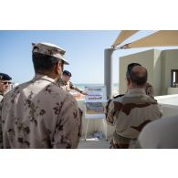 Le vice-amiral Emmanuel Slaars assiste à un briefing aux côtés de son homologue émiren Mohamed A. Alhebsi sur le camp d'Al Hamra, aux Emirats arabes unis.