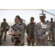 Le vice-amiral Emmanuel Slaars assiste à un briefing aux côtés de son homologue émiren Mohamed A. Alhebsi sur le camp d'Al Hamra, aux Emirats arabes unis.