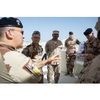 Le vice-amiral Emmanuel Slaars assiste à un briefing aux côtés de son homologue émiren Mohamed A. Alhebsi sur le camp d'Al Hamra, aux Emirats arabes unis.