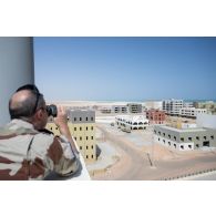 Le vice-amiral Emmanuel Slaars observe le déroulé de l'exercice final sur le camp d'Al Hamra, aux Emirats arabes unis.
