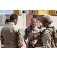 Le vice-amiral Emmanuel Slaars rencontre un soldat émirien sur le camp d'Al Harma, aux Emirats arabes unis.