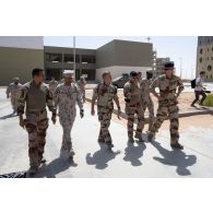Le vice-amiral Emmanuel Slaars échange avec les colonels Bertrand Blaquefort du 94e régiment d'infanterie (RI) et Yann de la Villéon du 5e régiment de cuirassiers (RC) sur le camp d'Al Hamra, aux Emirats arabes unis.