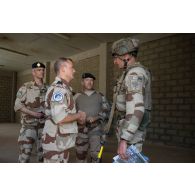 Le vice-amiral Emmanuel Slaars rencontre le commandant d'unité de la 4e compagnie du 92e régiment d'infanterie (RI) sur le camp d'Al Hamra, aux Emirats arabes unis.