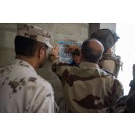 Le vice-amiral Emmanuel Slaars rencontre le commandant d'unité de la 4e compagnie du 92e régiment d'infanterie (RI) sur le camp d'Al Hamra, aux Emirats arabes unis.
