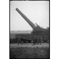 L'obusier de 400 mm de l'ALVF est photographié de profil en plan moyen.