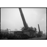 L'obusier de 400 mm de l'ALVF est photographié de trois quarts avant en plan général.