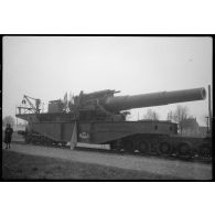 L'obusier de 400 mm de l'ALVF est photographié de profil en plan général.