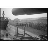 Plan général des autorités militaires venues en visite voir l'obusier de 400 mm.