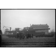 L'obusier de 400 mm de l'ALVF est photographié de profil en plan général.