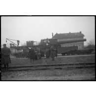 L'obusier de 400 mm de l'ALVF est photographié de profil en plan général.