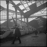 Exposition à la gare Saint-Lazare d'un train blindé allemand, "capturé" par les troupes de la 1re armée française en 1944.