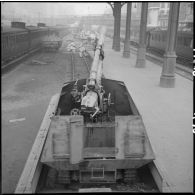 Exposition à la gare Saint-Lazare d'un train blindé allemand, "capturé" par les troupes de la 1re armée française en 1944.