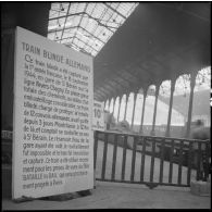 Exposition à la gare Saint-Lazare d'un train blindé allemand, "capturé" par les troupes de la 1re armée française en 1944.
