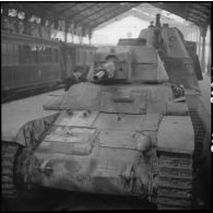 Exposition à la gare Saint-Lazare d'un train blindé allemand, "capturé" par les troupes de la 1re armée française en 1944.