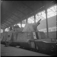 Exposition à la gare Saint-Lazare d'un train blindé allemand, "capturé" par les troupes de la 1re armée française en 1944.