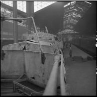 Exposition à la gare Saint-Lazare d'un train blindé allemand, "capturé" par les troupes de la 1re armée française en 1944.