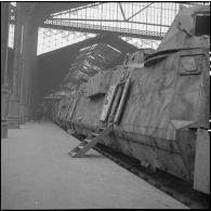 Exposition à la gare Saint-Lazare d'un train blindé allemand, "capturé" par les troupes de la 1re armée française en 1944.