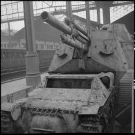Exposition à la gare Saint-Lazare d'un train blindé allemand, "capturé" par les troupes de la 1re armée française en 1944.