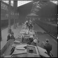 Exposition à la gare Saint-Lazare d'un train blindé allemand, "capturé" par les troupes de la 1re armée française en 1944.