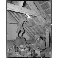 Des soldats du sous-groupement Minjonnet du groupement tactique de Langlade (GTL) de la 2e division blindée (DB), qui a pour mission d'assurer la défense de Sélestat, ont installé un poste d'observation dans une habitation.