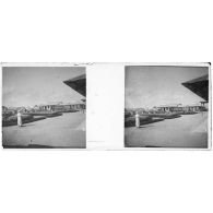 [Casablanca : bâtiments de l'hôpital militaire avec infirmière au premier plan]. [Légende d'origine]