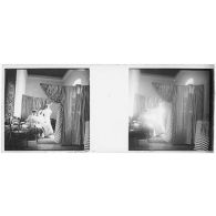 [Maroc : infirmières dans un intérieur avec rideaux]. [Légende d'origine]